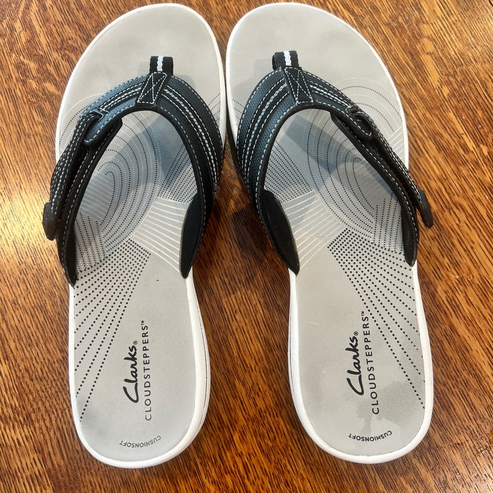 Clarks Cloudsteppers Black w/white stitching Flip Flops. Women’s Size 10